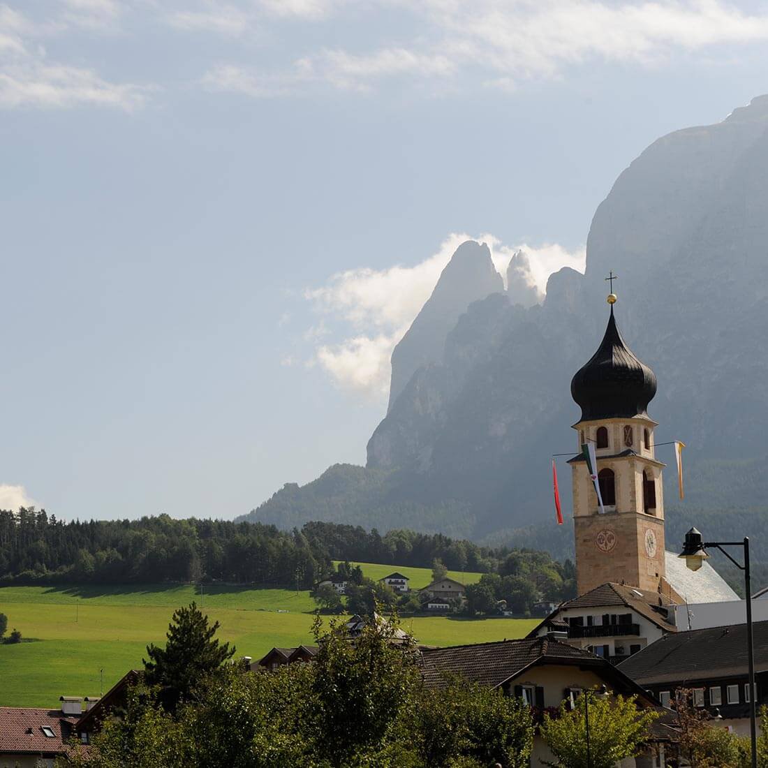 Prackfolerhof o Schlosshof - magnifico scenario di montagna delle Dolomiti